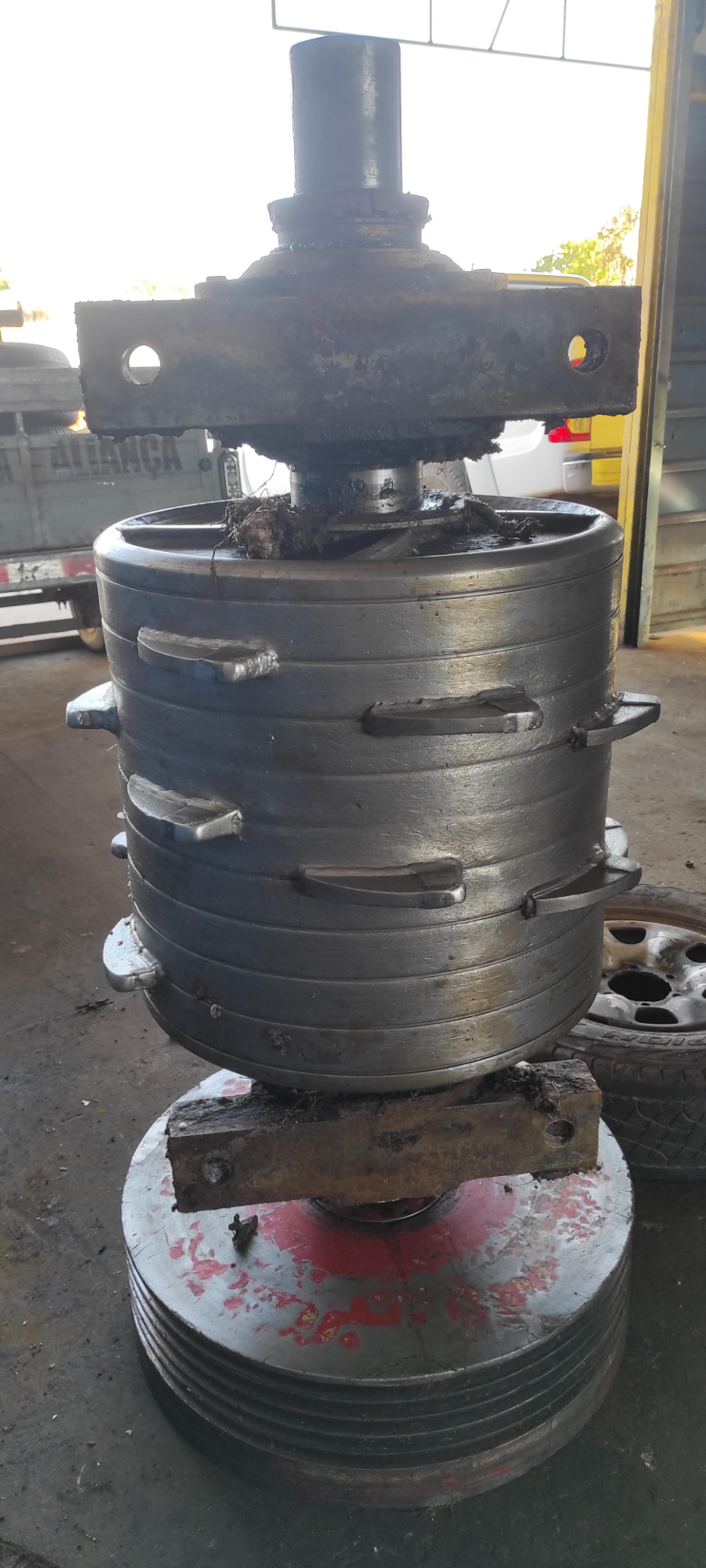 Manutenção corretiva industrial - equipamento suspenso para reparo