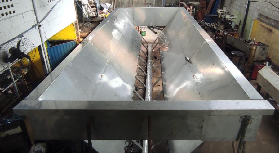 Projeto industrial sob medida - funil e chute metálico fabricado em Goiânia